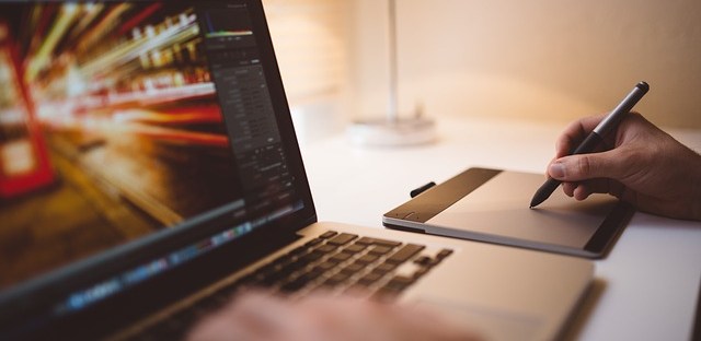 Shakespeare had his quill, modern writers have their laptops. Image via Pixabay.